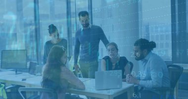 Ofisteki çeşitli iş adamlarıyla ilgili finansal veri işleme resmi. Küresel finans, iş, bağlantılar, hesaplama ve veri işleme kavramı dijital olarak oluşturuldu.