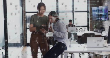 Ofisteki çeşitli iş adamları üzerinde ikili kodlama veri işleme görüntüsü. Küresel finans, iş, bağlantılar, hesaplama ve veri işleme kavramı dijital olarak oluşturuldu.