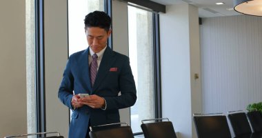 Dijital tablet kullanma office iş adamı. Cep telefonu 4 k tutan işadamı
