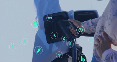 Afrika kökenli Amerikalı bir adamın elektrikli araba şarj edişinin ekolojik simgeleri. Küresel yeşil enerji, çevre, bağlantılar, hesaplama ve veri işleme kavramı dijital olarak oluşturuldu.