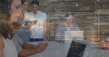 Ofisteki çeşitli iş adamları üzerinde çalışan bağlantıların ve veri işlemenin resmi. Küresel finans, iş, bağlantılar, hesaplama ve veri işleme kavramı dijital olarak oluşturuldu.