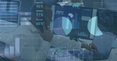 Akıllı telefon kullanan Afro-Amerikan iş adamının finansal veri işleme görüntüsü. Küresel finans, iş, bağlantılar, hesaplama ve veri işleme kavramı dijital olarak oluşturuldu.