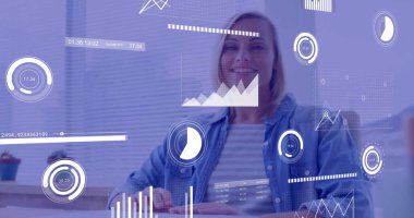 Ofiste dizüstü bilgisayar kullanan Kafkas iş kadınının mali veri işleme görüntüsü. Küresel finans, iş, bağlantılar, hesaplama ve veri işleme kavramı dijital olarak oluşturuldu.