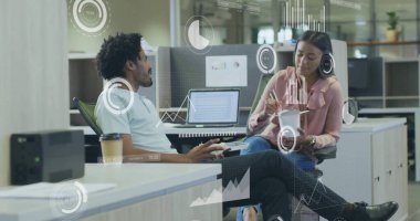 Ofisteki çeşitli iş adamlarıyla ilgili finansal veri işleme resmi. Küresel finans, iş, bağlantılar, hesaplama ve veri işleme kavramı dijital olarak oluşturuldu.