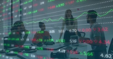 Ofisteki çeşitli iş adamlarıyla ilgili finansal veri işleme resmi. Küresel finans, iş, bağlantılar, hesaplama ve veri işleme kavramı dijital olarak oluşturuldu.