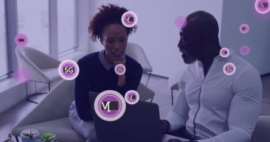 Ofisteki çeşitli iş adamları için 5G, 4G metin ve veri işleme resmi. Küresel sosyal medya, iş dünyası, bağlantılar, hesaplama ve veri işleme kavramı dijital olarak oluşturuldu.