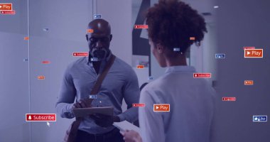 Ofisteki çeşitli iş adamları üzerinde metin ve veri işleme resmi. Küresel sosyal medya, iş dünyası, bağlantılar, hesaplama ve veri işleme kavramı dijital olarak oluşturuldu.