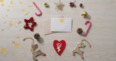 Tahta arka planda yıldız resmi yerine kart olan Noel süsleri. bayram, tebrik kartları, bayram, kutlama, kış, mevsimlik