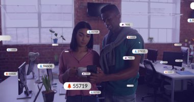 Ofisteki çeşitli iş adamları üzerinde metin ve veri işleme resmi. Küresel sosyal medya, iş dünyası, bağlantılar, hesaplama ve veri işleme kavramı dijital olarak oluşturuldu.