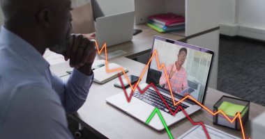 Dizüstü bilgisayardaki çeşitli iş adamlarının finansal veri işleme görüntüsü. Küresel finans, iş, bağlantılar, hesaplama ve veri işleme kavramı dijital olarak oluşturuldu.