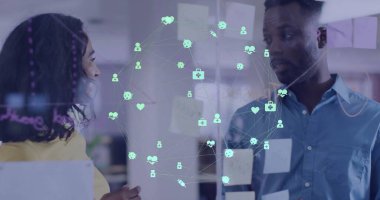 Ofiste beyin fırtınası yapan çeşitli erkek ve kadın meslektaşlar üzerinde tıbbi ikonlar ağı görüntüsü. Bağlantı, iş, ağ, takım çalışması ve iletişim, dijital olarak oluşturulmuş görüntü.