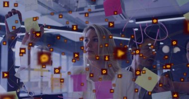 Ofiste beyin fırtınası yapan çeşitli erkek ve kadın meslektaşların sosyal medya ağının görüntüsü. Bağlantı, iş dünyası, sosyal ağ, takım çalışması ve iletişim, dijital olarak oluşturulmuş görüntü.