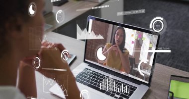 Dizüstü bilgisayardaki çeşitli iş adamlarının finansal veri işleme görüntüsü. Küresel finans, iş, bağlantılar, hesaplama ve veri işleme kavramı dijital olarak oluşturuldu.