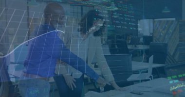 Ofiste iş tartışması yapan çeşitli meslektaşların mali veri işleme görüntüsü. Küresel iş, finans ve dijital arayüz kavramı dijital olarak oluşturulmuş görüntü.