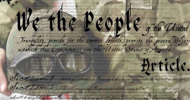 Birleşik Devletler anayasasının kamuflaj üniformalı askeri personel üzerindeki görüntüsü. Vatanseverlik, hukuk, hükümet, asker, ordu, savunma