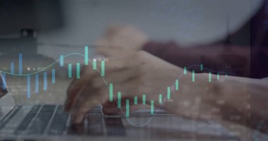 Bilgisayar kullanan çeşitli iş adamlarının finansal veri işleme görüntüsü. Küresel finans, iş, bağlantılar, hesaplama ve veri işleme kavramı dijital olarak oluşturuldu.