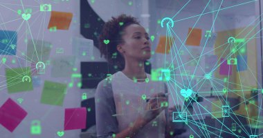 Medya simgelerinin görüntüsü ofiste gelişigüzel iş kadınlarının beyin fırtınası yapması üzerine. Bağlantı, iş, ağ ve iletişim, dijital olarak oluşturulmuş görüntü.