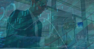 Ofiste çalışan çeşitli meslektaşların finansal veri işleme görüntüsü. Küresel iş, finans ve dijital arayüz kavramı dijital olarak oluşturulmuş görüntü.