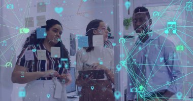 Ofiste beyin fırtınası yapan çeşitli sıradan meslektaşlar üzerine medya ve iletişim ağlarının görüntüsü. Bağlantı, iş, ağ, takım çalışması ve iletişim, dijital olarak oluşturulmuş görüntü.