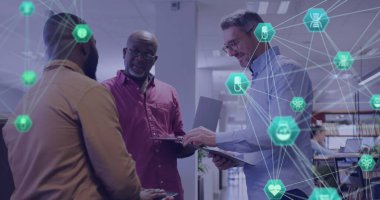 Muhtelif erkek meslektaşların ofiste konuştuğu tıbbi ve iletişim ağlarının görüntüsü. Bağlantı, iş, ağ, takım çalışması ve iletişim, dijital olarak oluşturulmuş görüntü.