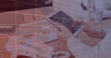 Tablet kullanan beyaz adamın mali veri işleme görüntüsü. Küresel finans, iş, bağlantılar, hesaplama ve veri işleme kavramı dijital olarak oluşturuldu.