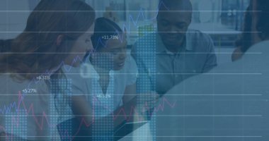 Ofiste iş tartışması yapan çeşitli meslektaşların mali veri işleme görüntüsü. Küresel iş, finans ve dijital arayüz kavramı dijital olarak oluşturulmuş görüntü.