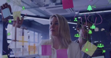 Kafkasyalı erkek ve kadın meslektaşın ofiste beyin fırtınası yapması üzerine medya ikonları görüntüsü. Bağlantı, iş, ağ, takım çalışması ve iletişim, dijital olarak oluşturulmuş görüntü.