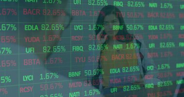 Ofiste iş tartışması yapan çeşitli meslektaşların mali veri işleme görüntüsü. Küresel iş, finans ve dijital arayüz kavramı dijital olarak oluşturulmuş görüntü.