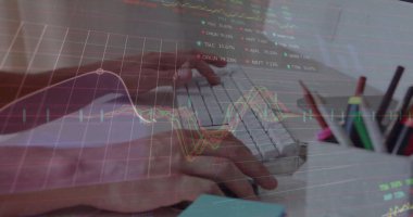 Bilgisayar kullanan beyaz bir adamın mali veri işleme görüntüsü. Küresel finans, iş, bağlantılar, hesaplama ve veri işleme kavramı dijital olarak oluşturuldu.