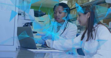 Laboratuvardaki çeşitli bilim adamları üzerinde parlayan ışık izleri. Küresel bilim, bağlantılar, hesaplama ve veri işleme kavramı dijital olarak oluşturulmuş görüntü.