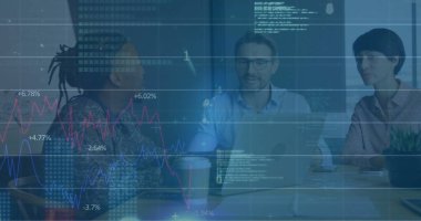 Ofiste iş tartışması yapan çeşitli meslektaşların mali veri işleme görüntüsü. Küresel iş, finans ve dijital arayüz kavramı dijital olarak oluşturulmuş görüntü.