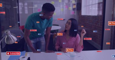 Ofisteki çeşitli iş adamları üzerinde metin ve veri işleme resmi. Küresel sosyal medya, iş dünyası, bağlantılar, hesaplama ve veri işleme kavramı dijital olarak oluşturuldu.