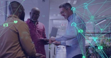 Ofiste konuşan çeşitli erkek meslektaşlar üzerine medya ve iletişim ağlarının görüntüsü. Bağlantı, iş, ağ, takım çalışması ve iletişim, dijital olarak oluşturulmuş görüntü.