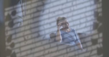 Pencerenin gölgesi ve evde oturan mutsuz beyaz kadın üzerindeki su damlacıkları. Üzüntü, stres, yalnızlık, depresyon ve akıl sağlığı, dijital olarak üretilen imaj.