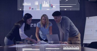 İş ekibi, üzerinde veri görselleştirme resmi olan belgeleri analiz ediyor. Takım çalışması, analiz, işbirliği, strateji, ofis, şirket