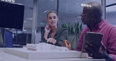 Ofiste iş tartışması yapan çeşitli meslektaşların mali veri işleme görüntüsü. Küresel iş, finans ve dijital arayüz kavramı dijital olarak oluşturulmuş görüntü.