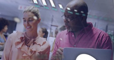 Ofiste iş tartışması yapan çeşitli meslektaşların mali veri işleme görüntüsü. Küresel iş, finans ve dijital arayüz kavramı dijital olarak oluşturulmuş görüntü.