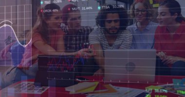 Çeşitli iş adamlarının iş görüşmeleri üzerine veri işleme ve diyagramların görüntüsü. İş, teknoloji ve dijital arayüz kavramı dijital olarak oluşturuldu.