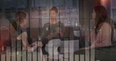 Veri işleme ve çeşitli kadın meslektaşların ofiste konuştuğu diyagramlar. İş, teknoloji ve dijital arayüz kavramı dijital olarak oluşturuldu.