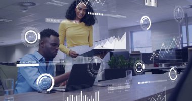 Modern ofiste işbirliği yapan çeşitli meslektaşlar üzerinde iş veri analizi görüntüsü. takım çalışması, işbirliği, çeşitlilik, teknoloji, toplantı, planlama