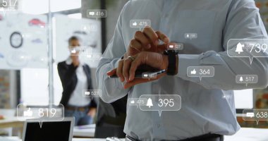 Kafkasyalı iş adamının ukalalık yaptığı sosyal medya simgeleri. Küresel iletişim, sosyal medya, bağlantılar ve dijital arayüz konsepti dijital olarak oluşturulmuş görüntü.