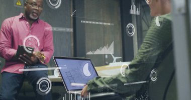 Ofisteki çeşitli iş adamlarıyla ilgili finansal veri işleme resmi. Küresel finans, iş, bağlantılar, hesaplama ve veri işleme kavramı dijital olarak oluşturuldu.