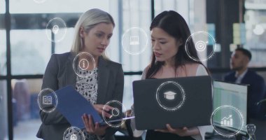 Muhtelif meslekdaşların ofiste iş görüşmesi üzerine iş simgeleri. İş, teknoloji ve dijital arayüz kavramı dijital olarak oluşturuldu.