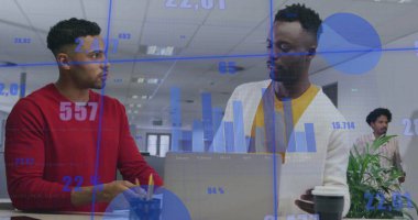 Veri işleme ve çeşitli erkek meslektaşların iş tartışmaları üzerine diyagramlar. İş, teknoloji ve dijital arayüz kavramı dijital olarak oluşturuldu.