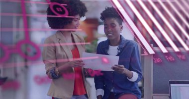 Ofiste iş tartışması yapan çeşitli meslektaşların mali veri işleme görüntüsü. Küresel iş, finans ve dijital arayüz kavramı dijital olarak oluşturulmuş görüntü.