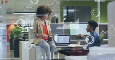 Ofisteki çeşitli iş adamlarıyla ilgili finansal veri işleme resmi. Küresel finans, iş, bağlantılar, hesaplama ve veri işleme kavramı dijital olarak oluşturuldu.