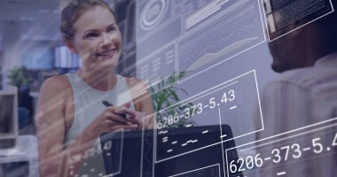 Elinde akıllı telefon, elinde dijital veri işleme görüntüsü olan gülümseyen bir kadın. Teknoloji, iş, iletişim, çalışma, profesyonel, kurumsal