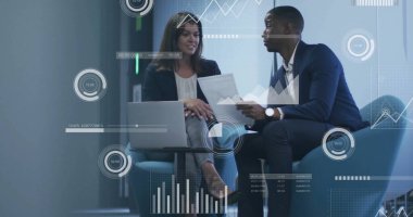 Ofisteki çeşitli iş adamlarıyla ilgili finansal veri işleme resmi. Küresel finans, iş, bağlantılar, hesaplama ve veri işleme kavramı dijital olarak oluşturuldu.