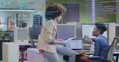 Ofiste iş tartışan çeşitli kadın meslektaşların veri işleme görüntüsü. İş, teknoloji ve dijital arayüz kavramı dijital olarak oluşturuldu.