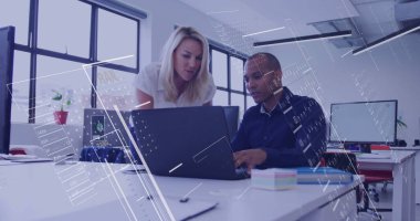 Ofiste iş tartışması yapan çeşitli meslektaşların mali veri işleme görüntüsü. Küresel iş, finans ve dijital arayüz kavramı dijital olarak oluşturulmuş görüntü.